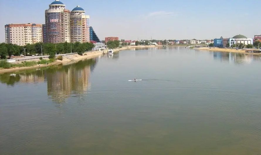 В Атырау мужчина спрыгнул с моста